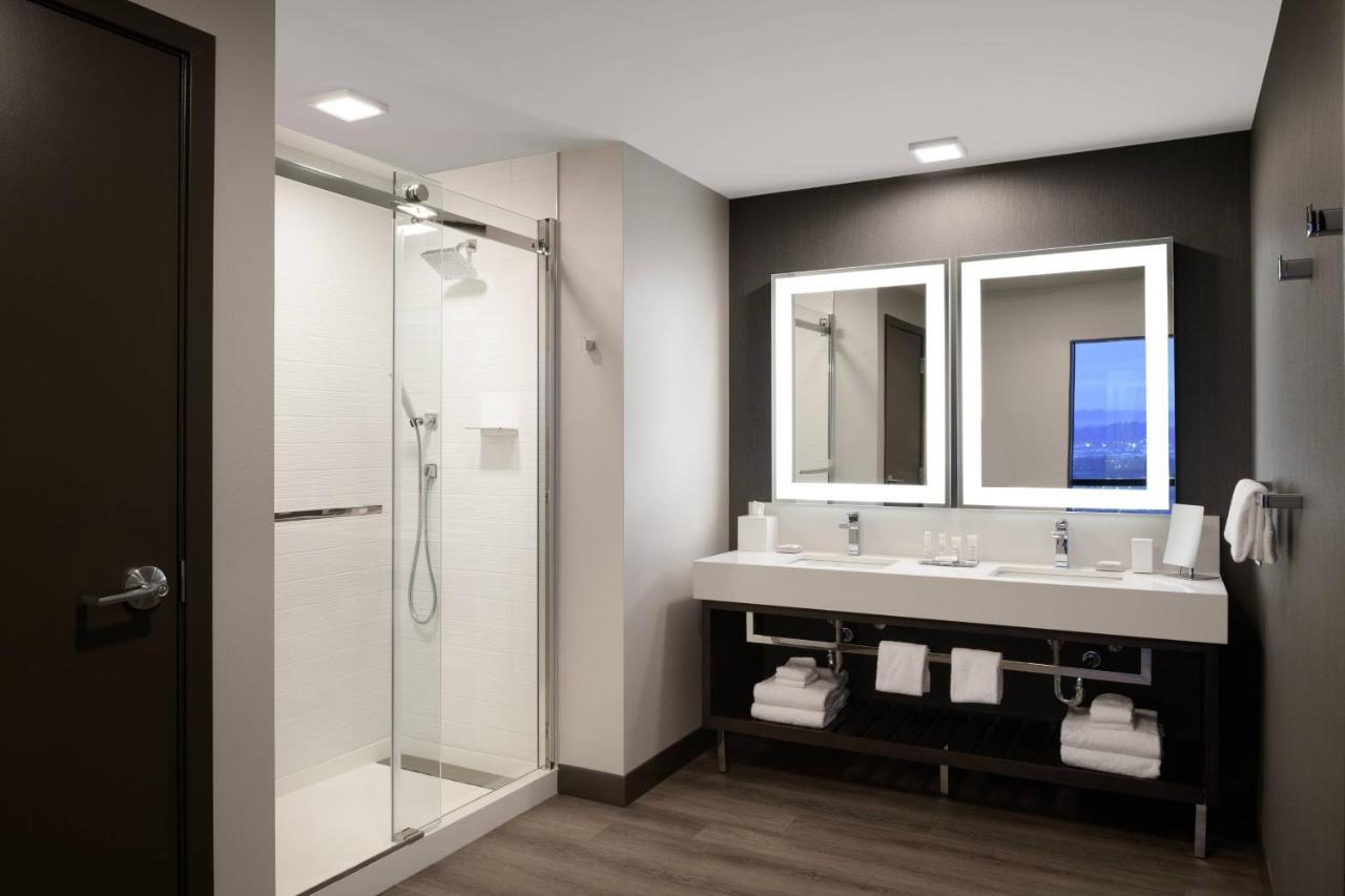 Отель Marriott Tacoma Downtown Экстерьер фото