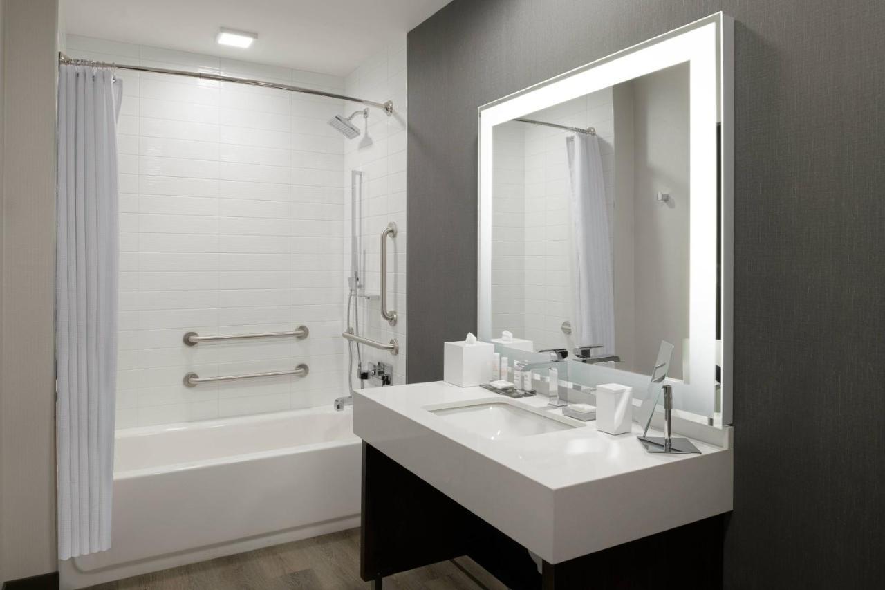Отель Marriott Tacoma Downtown Экстерьер фото