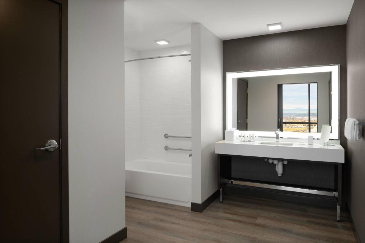 Отель Marriott Tacoma Downtown Экстерьер фото