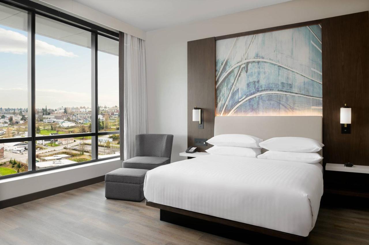 Отель Marriott Tacoma Downtown Экстерьер фото