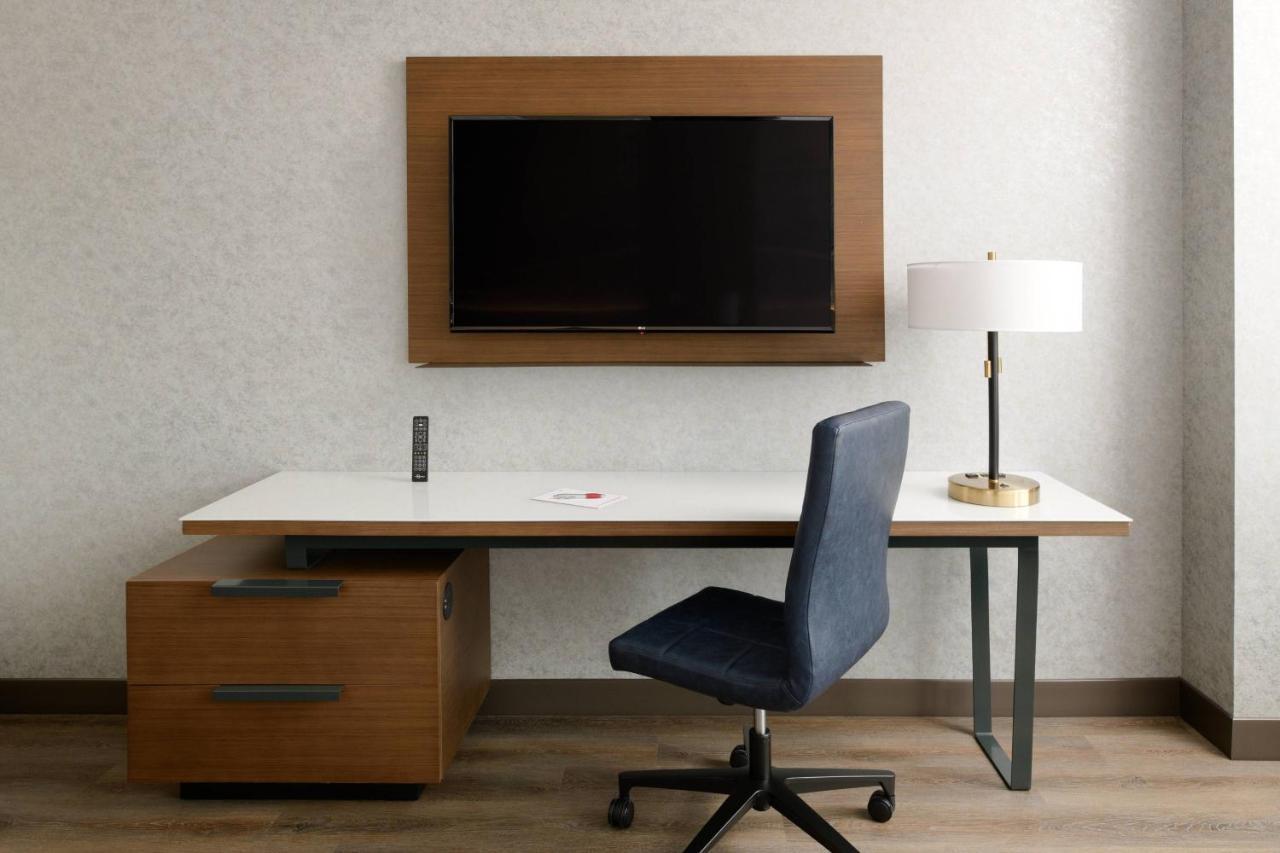 Отель Marriott Tacoma Downtown Экстерьер фото