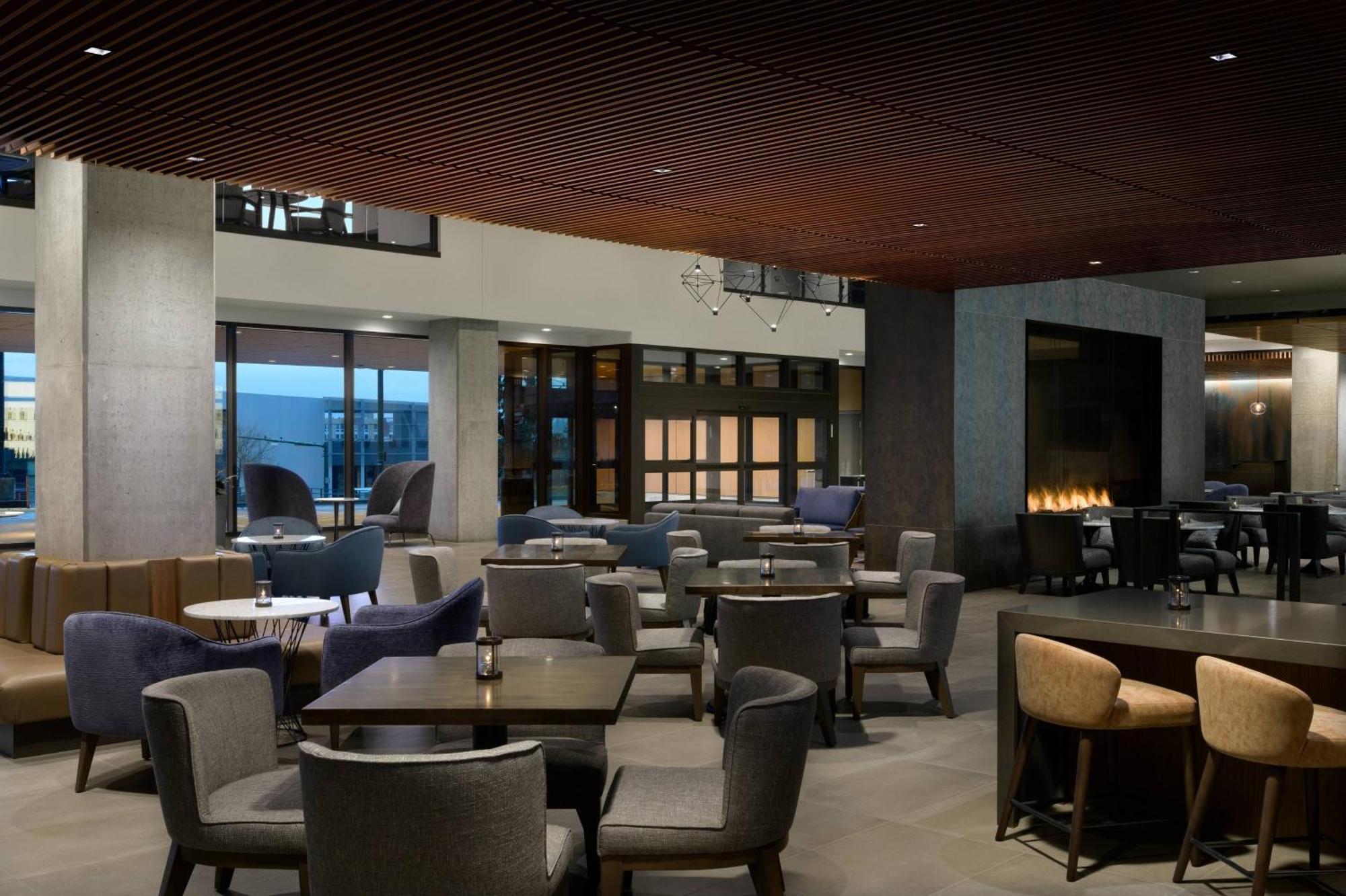 Отель Marriott Tacoma Downtown Экстерьер фото