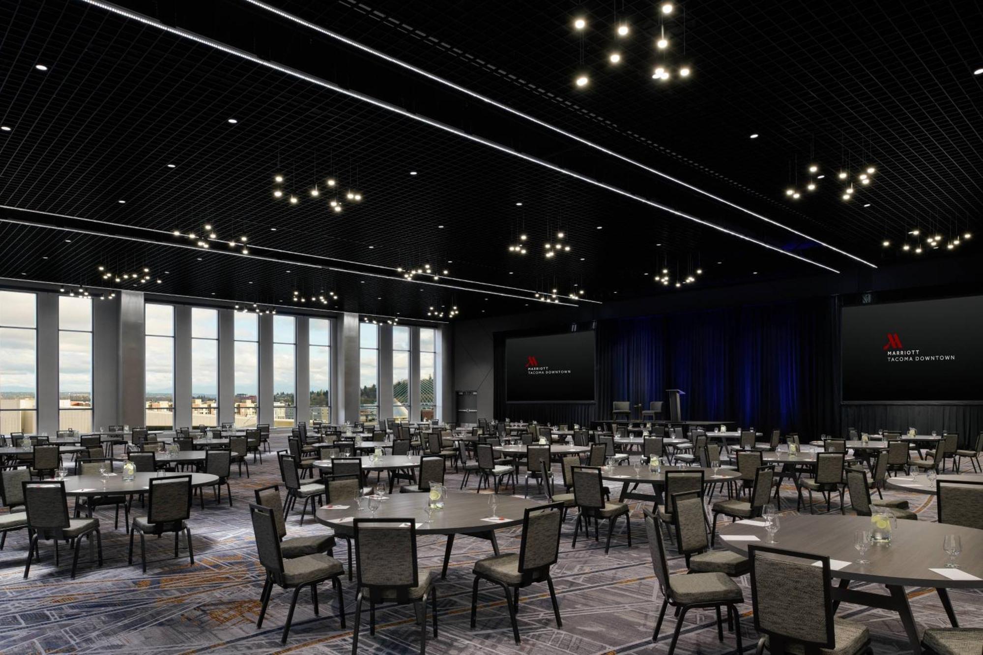 Отель Marriott Tacoma Downtown Экстерьер фото