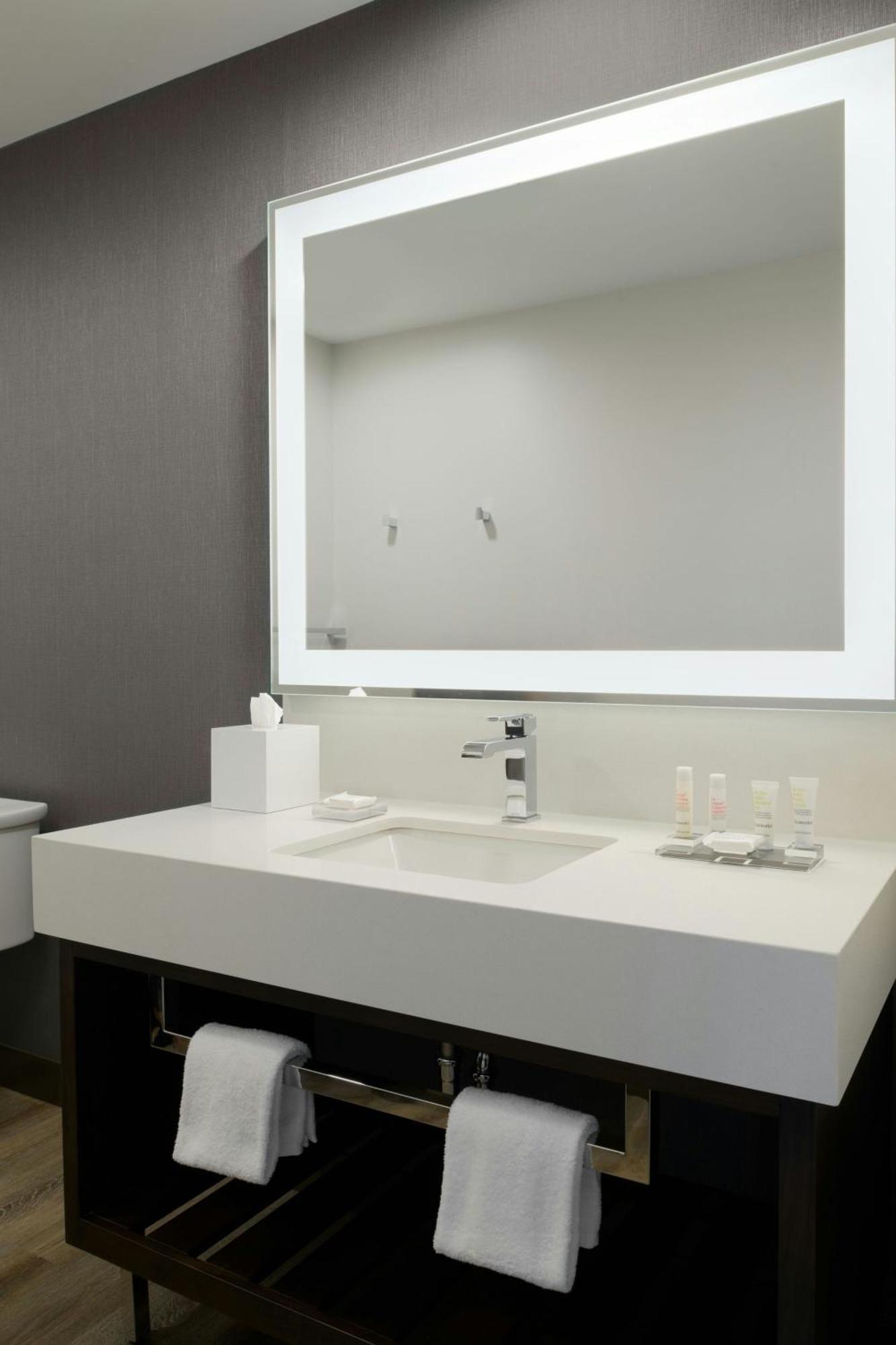 Отель Marriott Tacoma Downtown Экстерьер фото