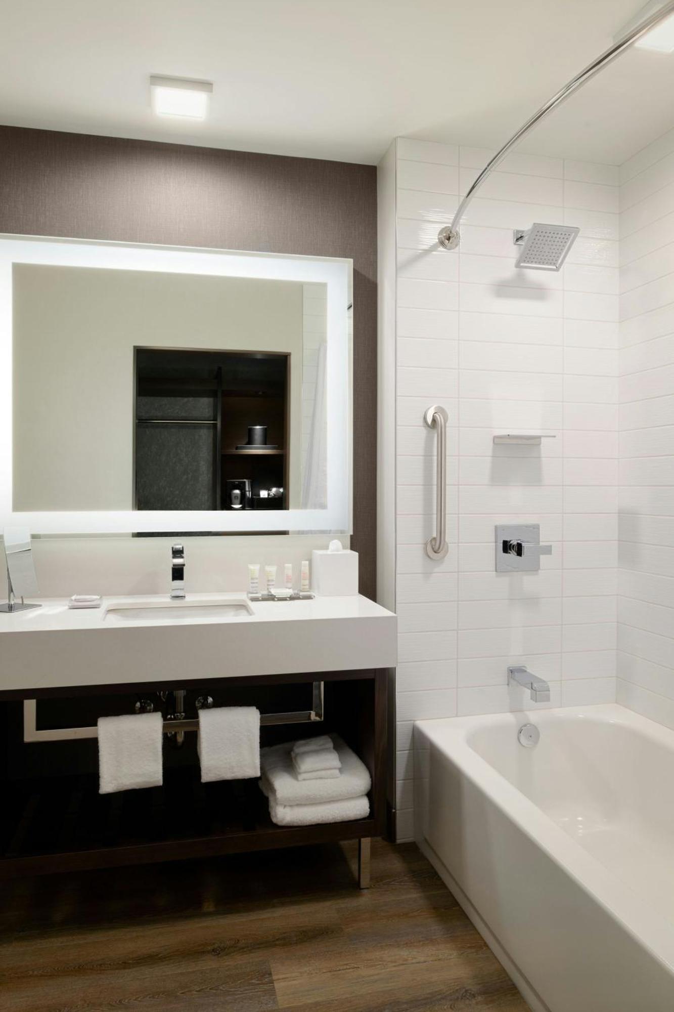 Отель Marriott Tacoma Downtown Экстерьер фото