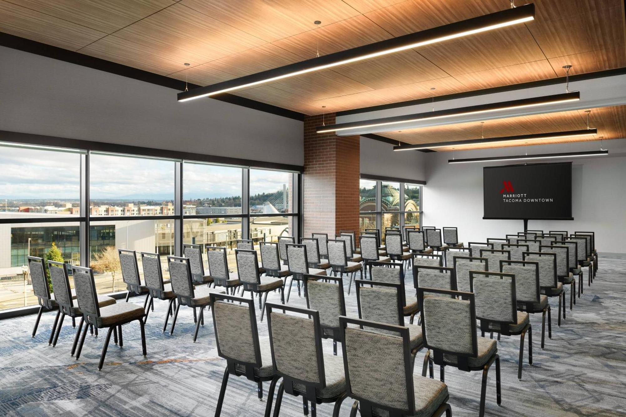 Отель Marriott Tacoma Downtown Экстерьер фото